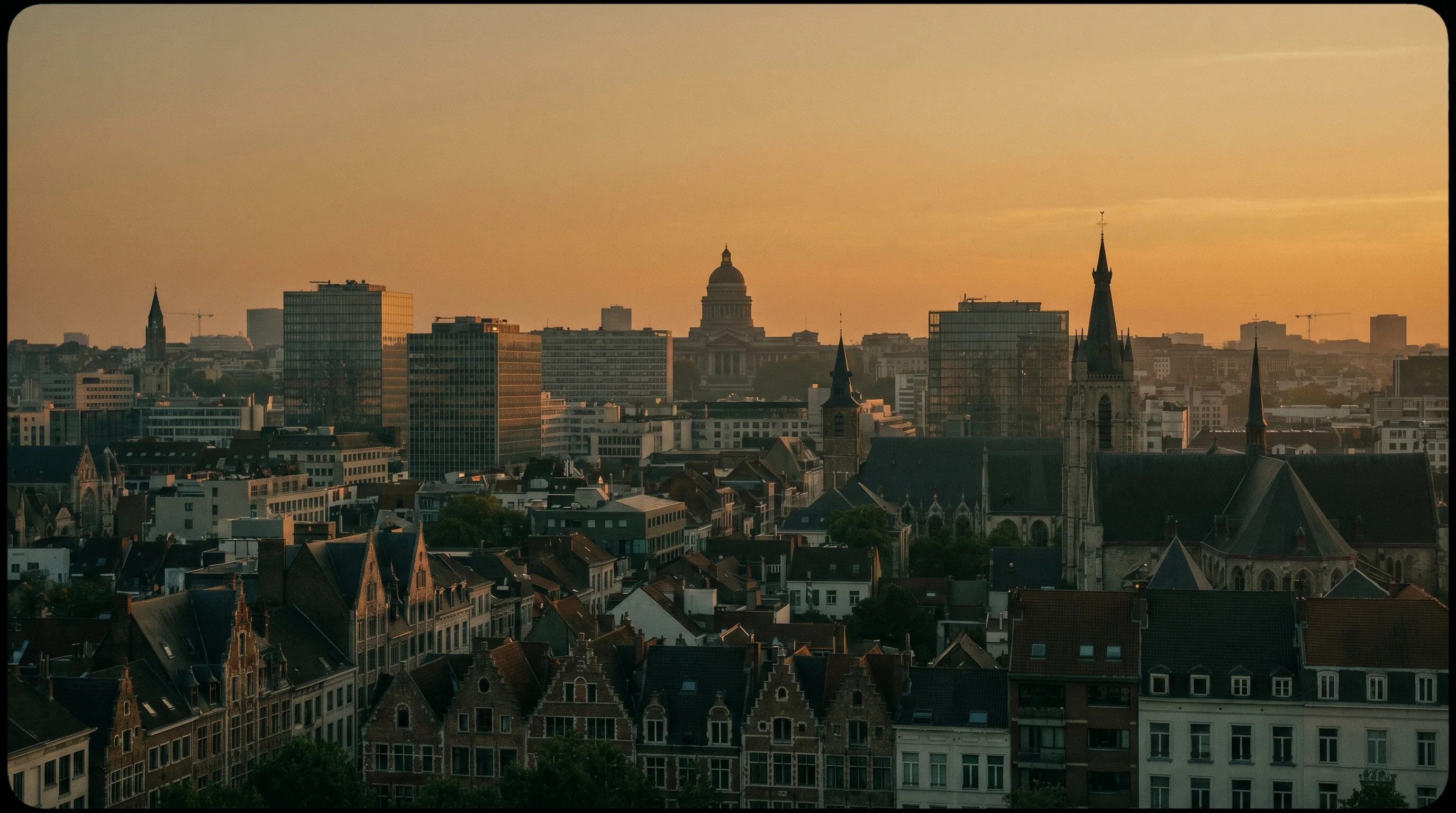 Skyline de Bruxelles au coucher du soleil, architecture historique et moderne